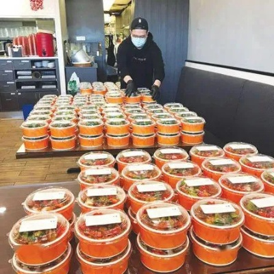 200多份盒饭的温暖传递，追收割机旁的送饭大姐