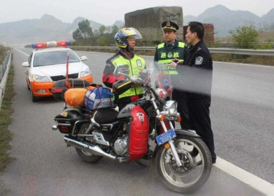 摩托车与高铁并驾齐驱，公共安全警钟的交警权威回应