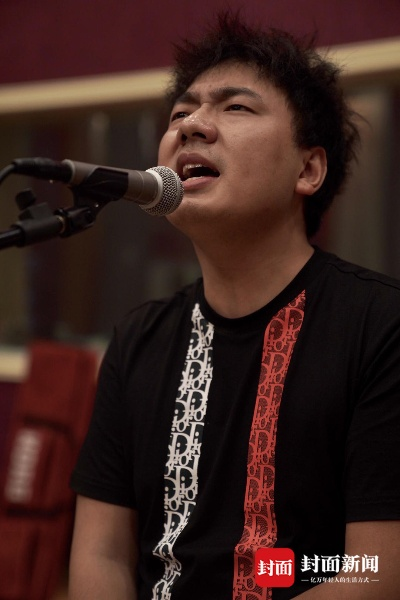 彝族音乐新星海来阿木与黑脸，从草根到音乐界璀璨的传奇