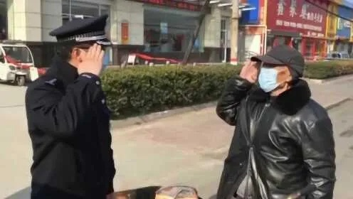 患癌老民警在派出所外深情敬礼，警民情深与时代精神的闪耀