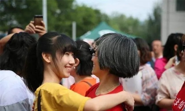 考生心声，母亲期望我首当其冲，混个采访
